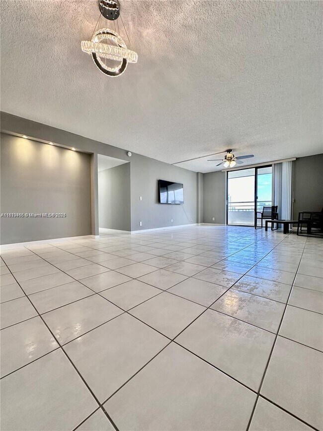 Building Photo - 2500 Parkview Dr