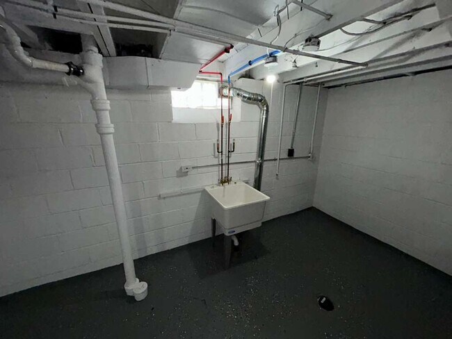 Building Photo - Three Bedroom Bungalow Ready for You