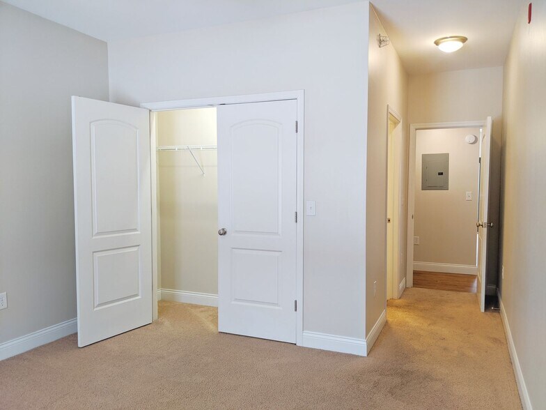 Building Photo - Sixth &amp; Washington