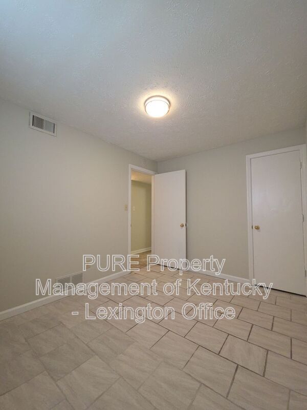 Building Photo - 3432 Warwick Ct