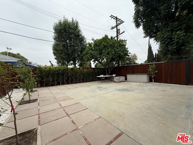 Building Photo - 18242 Rayen St