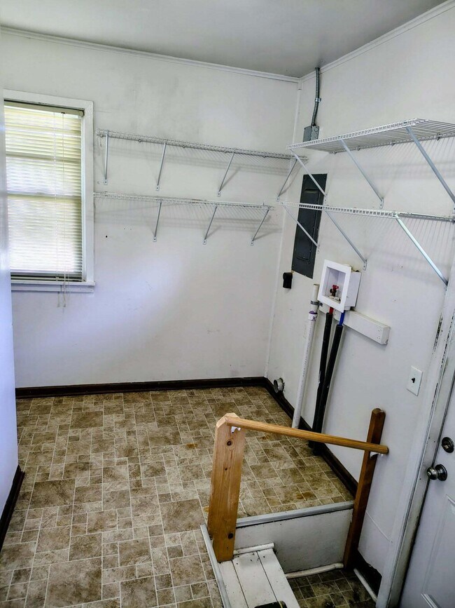 Building Photo - 309 W Leslie Ln