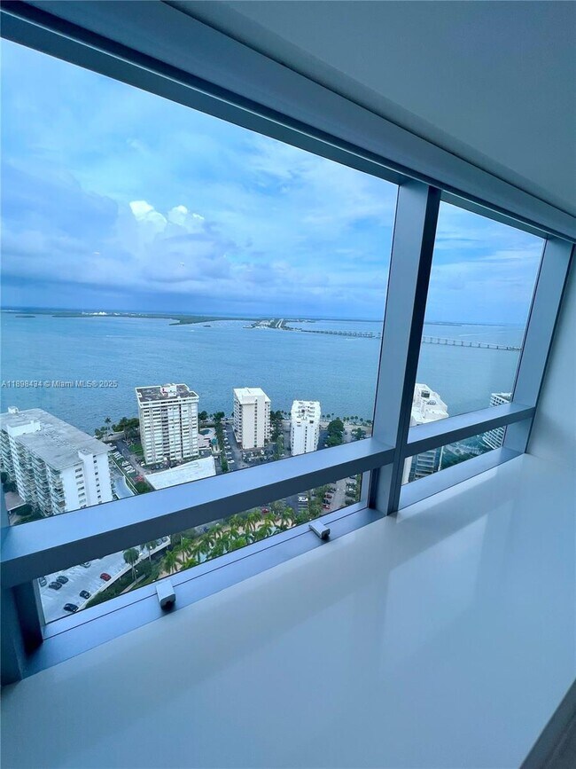 Building Photo - 1435 Brickell Ave