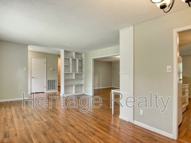Building Photo - 402 Harrow Rd