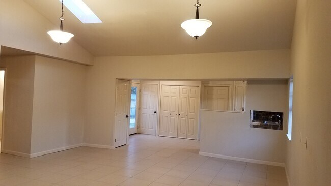 Building Photo - 422 Globe Ave