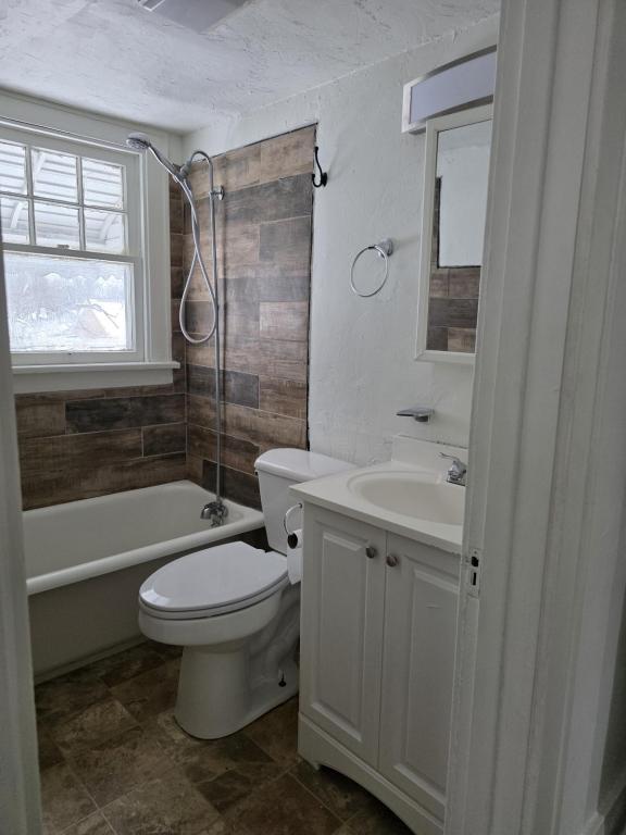 Building Photo - 1028 Clearview St NW