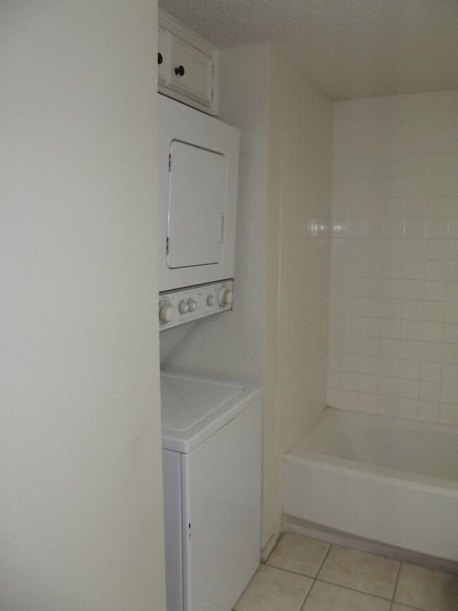 Building Photo - 1 Bedroom, 1 Bath with Carport - Raintree Manor Condo