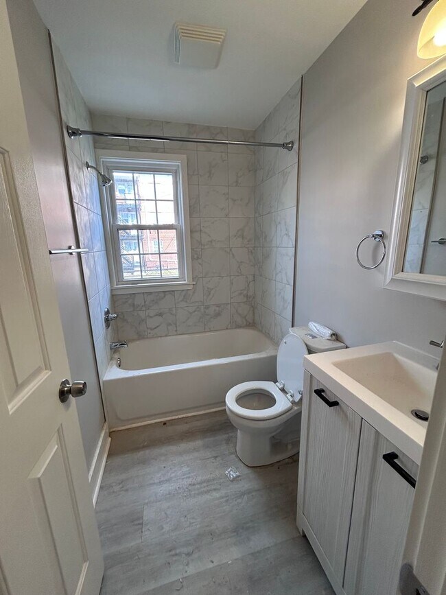 Building Photo - Available Now! | Fully Remodeled 2 Bed, 1 ...