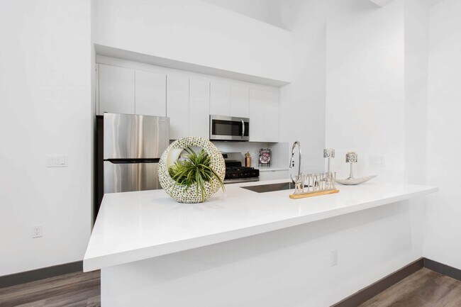 Building Photo - 161 S Normandie Ave