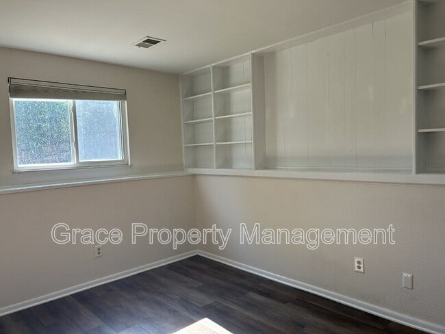 Building Photo - 10860 Stuart Cir