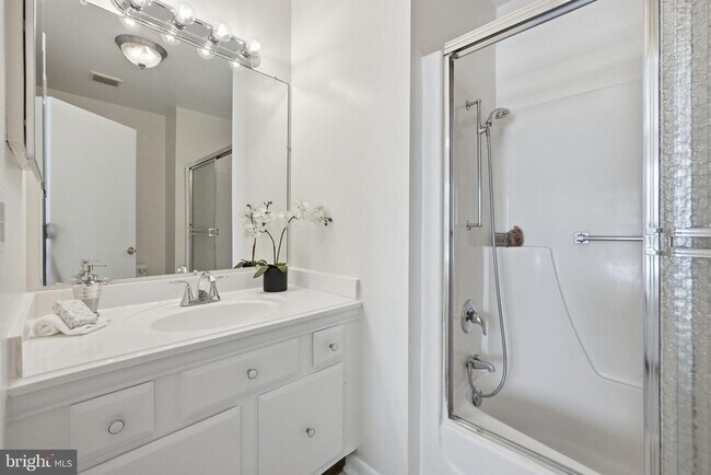 Building Photo - 3233 S Leisure World Blvd