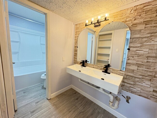 Building Photo - 10555 Turtlewood Ct