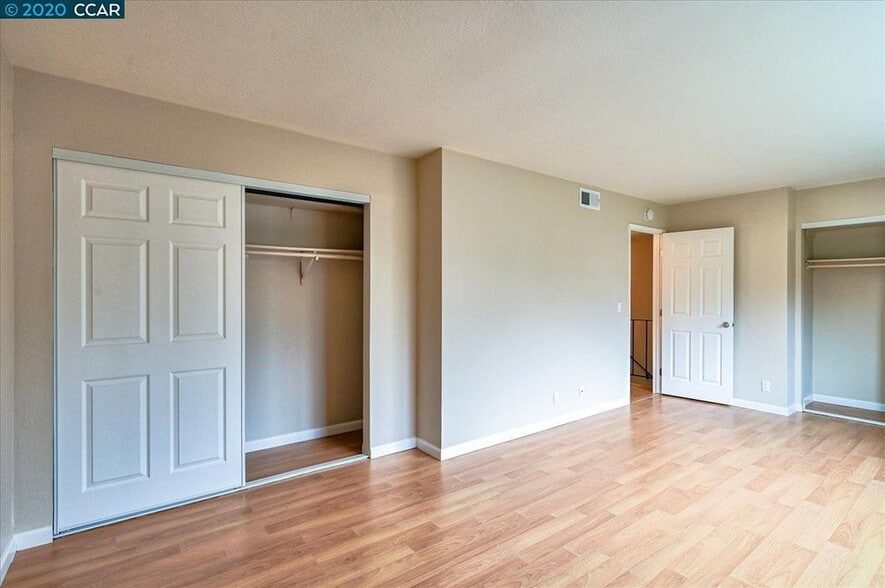 bedroom with 2 closets - 102 Miramonte Dr
