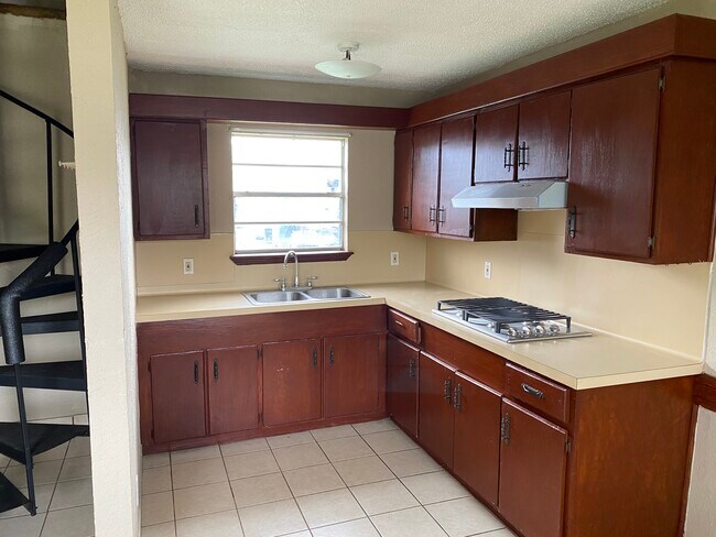 Building Photo - 985 N Iowa Ave