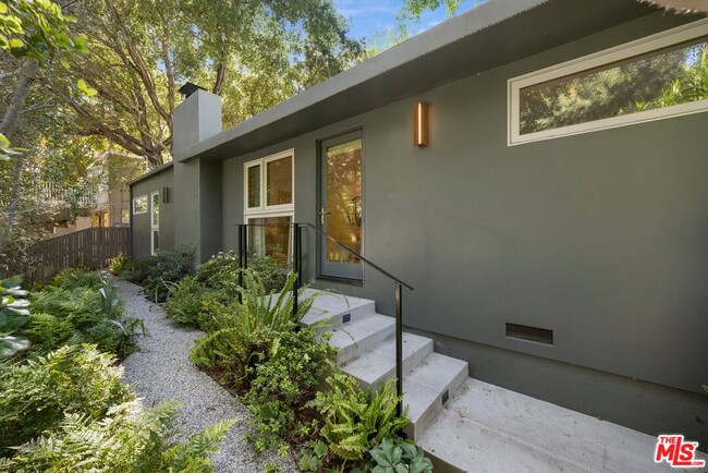 Building Photo - 8811 Wonderland Ave