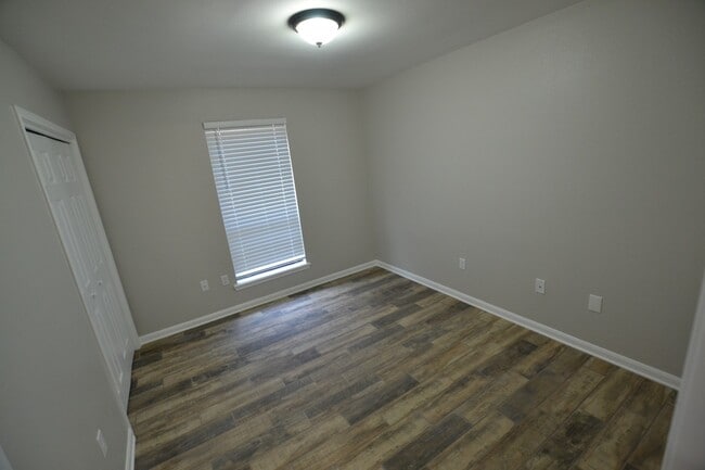 Building Photo - Newly Renovated 3 bedroom, 2 bath duplex conveniently located in Cumberland Cove
