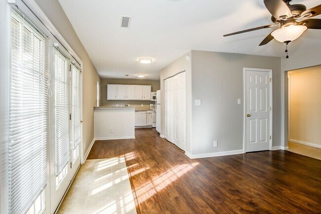 Building Photo - 1221 Villa Ln