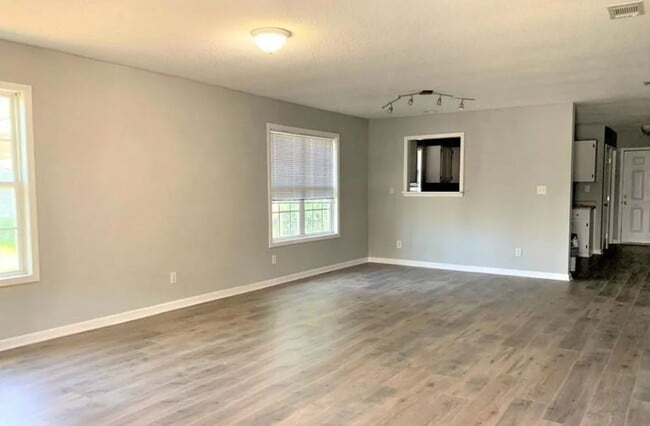 Building Photo - SCAD-Friendly 3BR Home – Walk to Bus Stop | Roommates Welcome!
