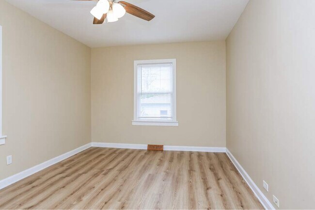 Building Photo - 6209 N Maplewood Ave