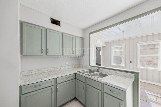 Building Photo - A MUST SEE !!!! FULLY RENOVATED AND SECTION 8 WELCOMED !!!!!