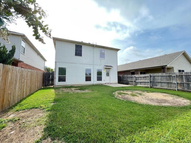 Building Photo - 4 Bedroom 2 Bath
