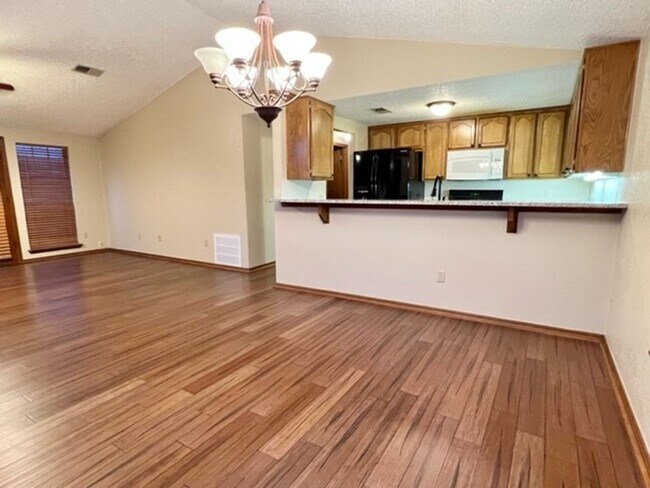 Building Photo - Updated 3-bed 2-bath 2-car in SW Moore