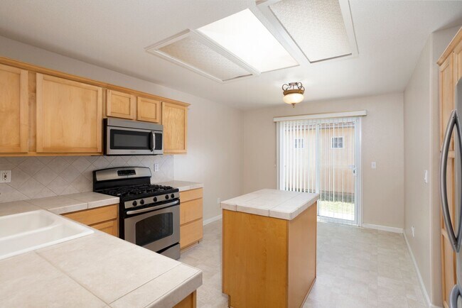 Building Photo - Schedule a tour today for a BEAUTIFUL 3-Be...