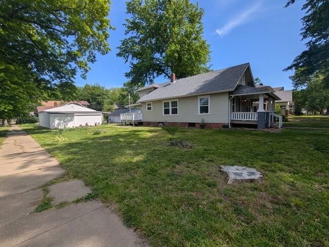 Building Photo - 300 SW Broadmoor Ave