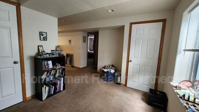 Building Photo - 203 W Coal Creek Dr