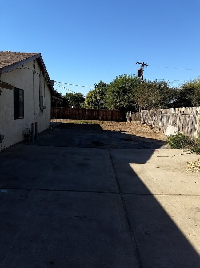 Building Photo - Remodeled 3 Bedroom 2 Bathroom Carmichael ...