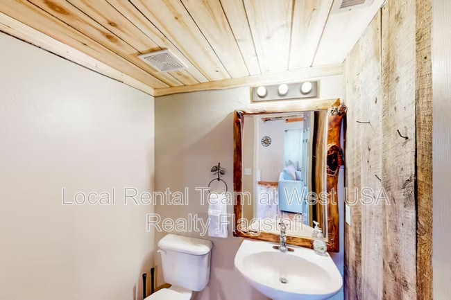 Building Photo - 1105 W Overland Pass Dr