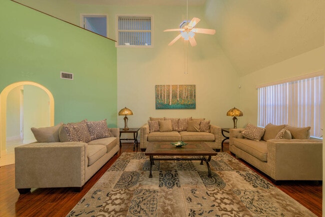 Building Photo - 1250 SW San Antonio Ave