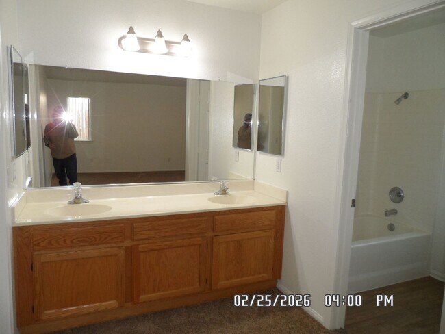 Building Photo - 3 Bedrooms, 2 Bathrooms, Approx 1582 sq. ft., 2 Car Garage, Fenced Back Yard, Rock-scaped Front Y...