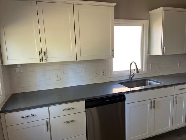 Building Photo - Old Town Updated 3 bed home w detached garage
