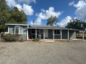 Building Photo - 2 Bedroom Home for Rent in Redding CA | Yard, Fireplace, Pet Friendly