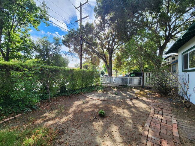 Building Photo - Beautiful Remodeled Duplex in Palo Alto Av...