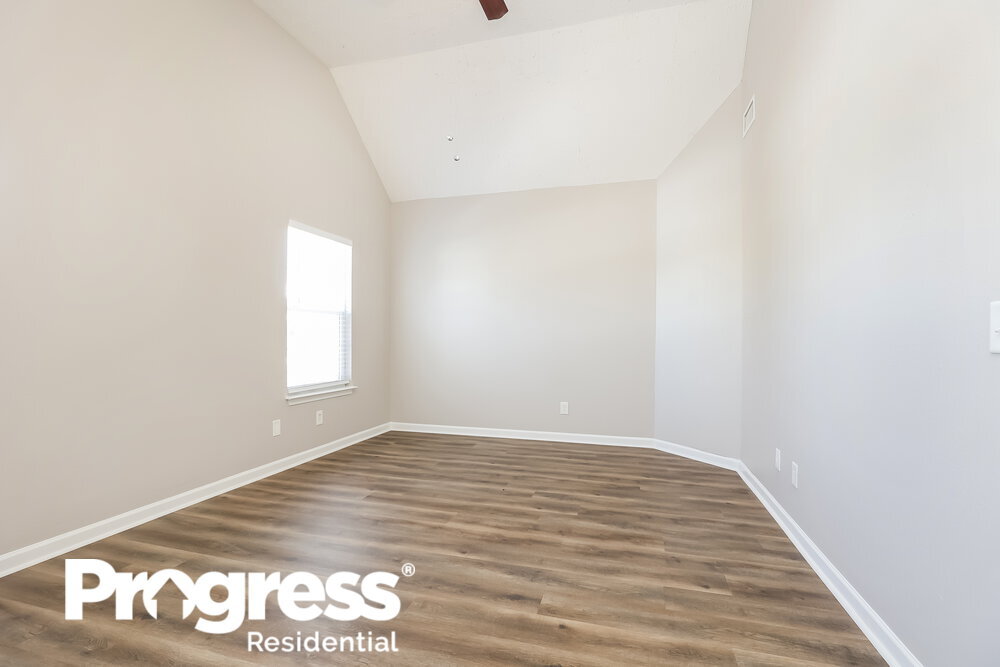 Building Photo - 300 Sarna Dr
