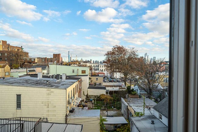 Building Photo - 541 42nd St