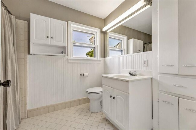 Building Photo - 211 Tate Ln