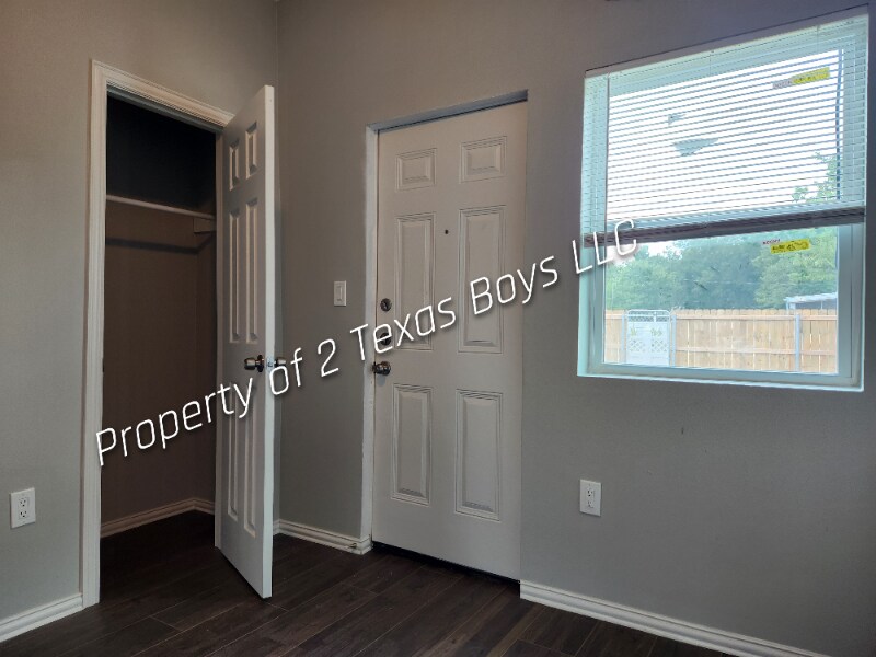 Building Photo - 101 N Pecan St