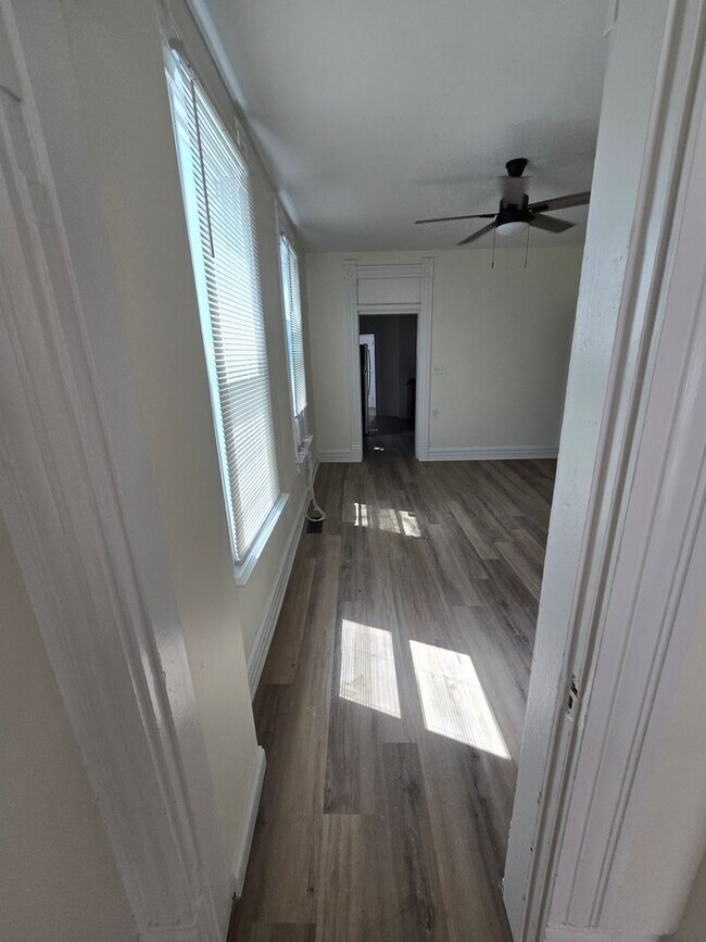 Building Photo - 2 BEDROOM SINGLE FAMILY HOME