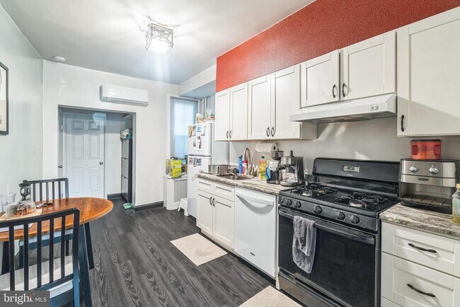 Building Photo - 1210 S 11th St