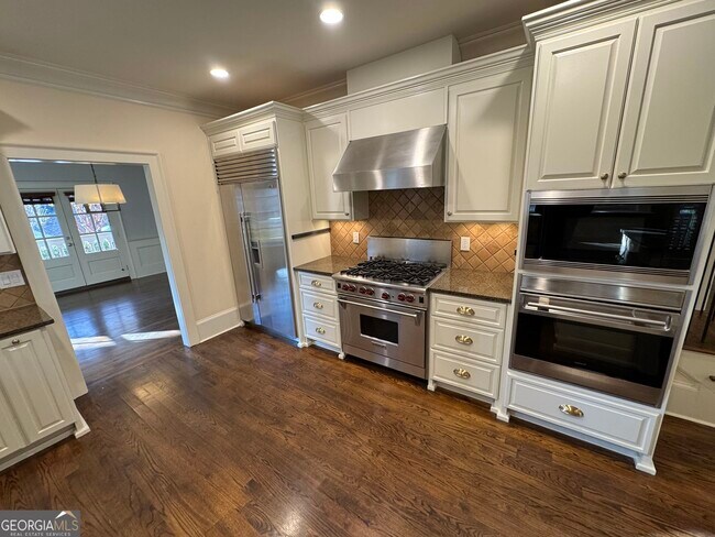 Building Photo - 1092 McLynn Ave NE