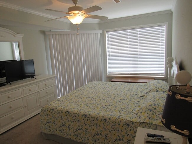 Building Photo - Lakefront 2 bedroom Condo For Rent