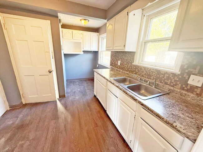 Building Photo - 4 BED 2 BATH SINGLE FAMILY HOME!