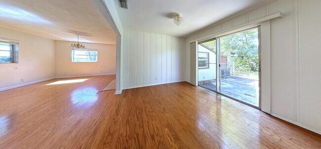 Building Photo - 1502 W Country Club Dr