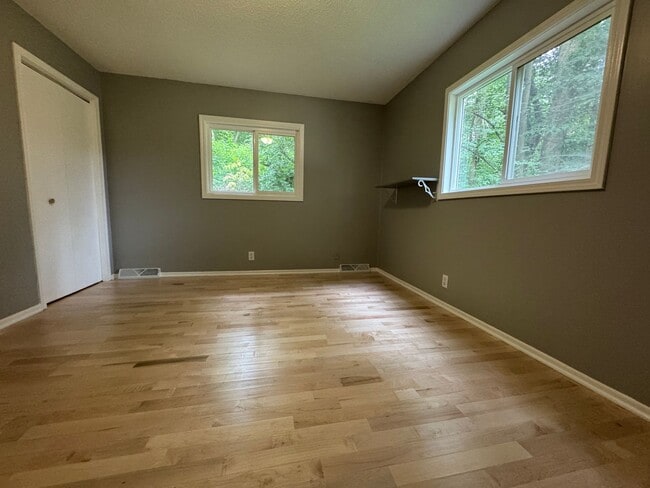 Building Photo - Stunning 3 Bedroom 2 Bathroom Home in Burn...