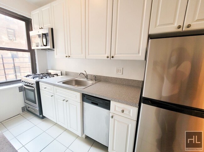 Building Photo - Modern Elegance on Grand Concourse