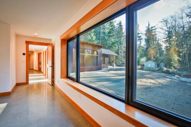 Building Photo - Private, Custom Home in Greenbank!