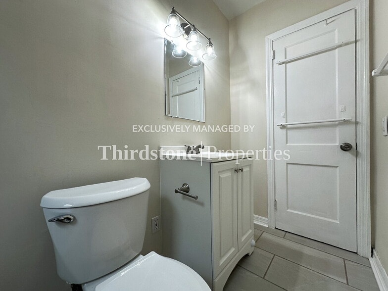 Building Photo - 2659 College St